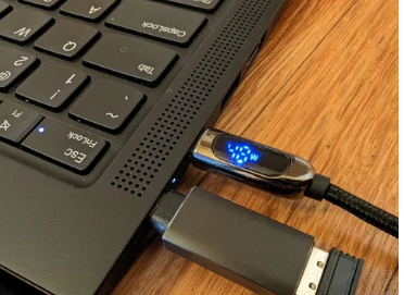 这款 Baseus USB-C 数据线具有实时瓦特读数